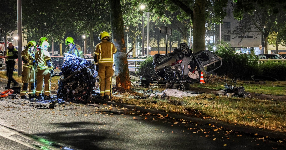 Dodelijke crash in Rotterdam, auto breekt in tweeën