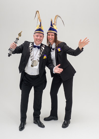 Primeur voor nieuwe prins Bart van Hoof van de Pezerikken: hij heeft een vrouwelijke adjudant