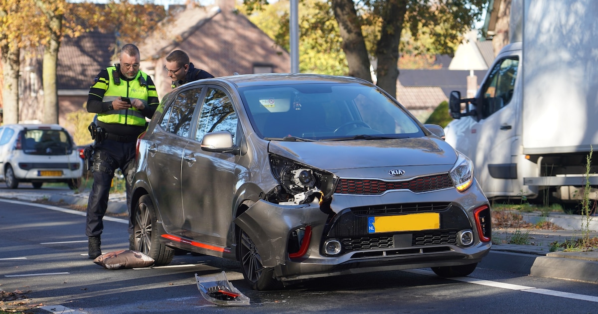 Postbezorgster aangereden op N282 bij Hulten, weg tijdje dicht