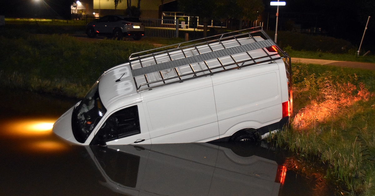 Bestelbus belandt in water bij Zaltbommel