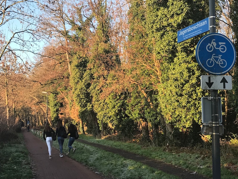 De Jagersboschlaan in Vught is nu een fietspad en een onverhard wandelpad en wordt intensief gebruikt door wandelaars en fietsers.