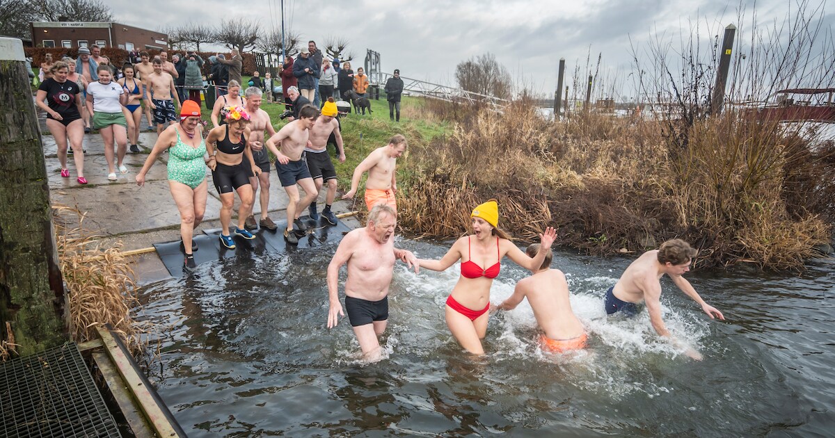 Voor Chris is de nieuwjaarsduik niet bijzonder, want zij springt vier keer per week in de Maas bij B