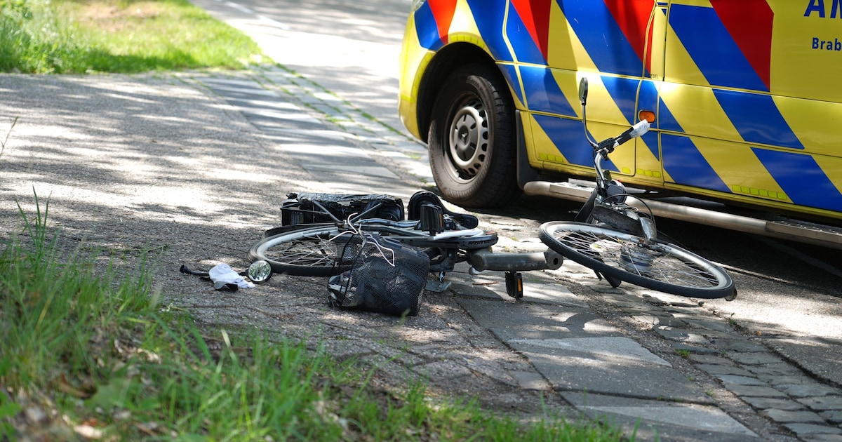 Fietsster gewond na botsing met auto in Gilze, slachtoffer naar ziekenhuis