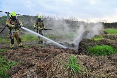 Berg maaiafval vat vlam in Oisterwijk, brandweer moet blussen
