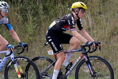 LIVE Tour de France Femmes | Kopgroep met drie Nederlanders voorop op Madeleine, Vollering loert op aanval
