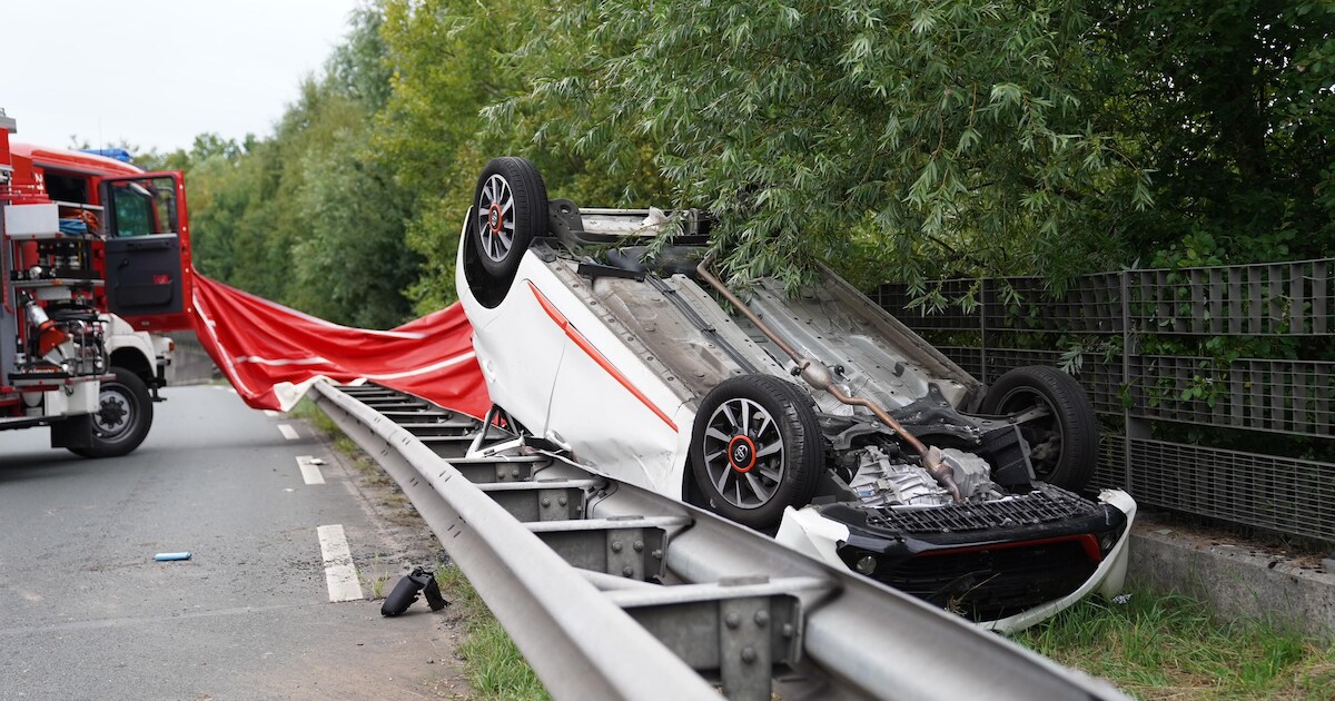 Man uit Delden omgekomen bij ongeluk op N346: auto belandt onder vrachtwagen.