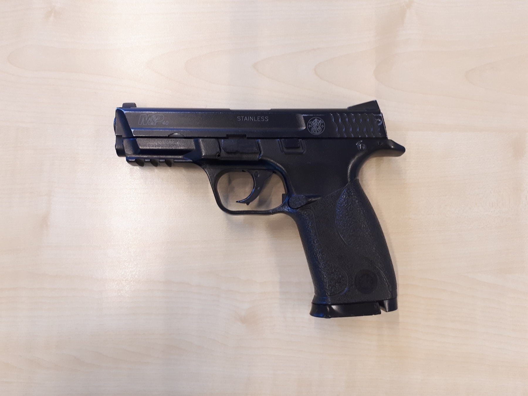 Flatbewoner dreigt hond en baasje in stukken te snijden, baasje wil hem ‘afschrikken’ met balletjespistool  