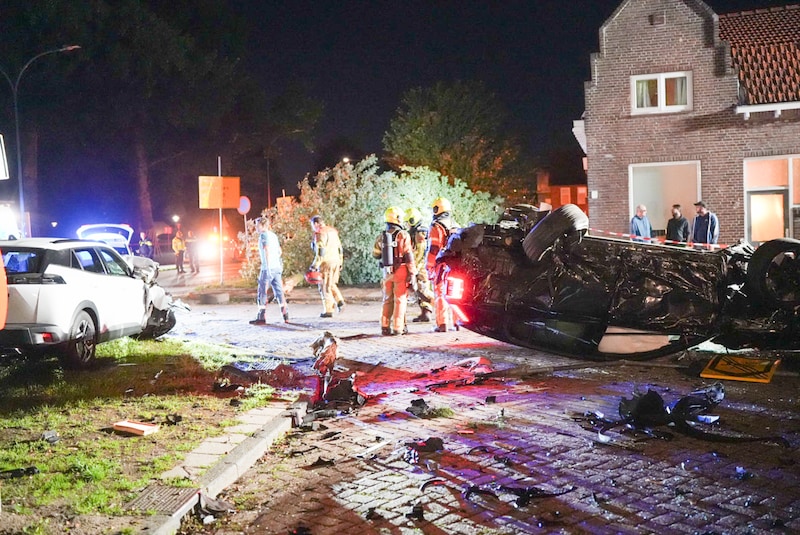 Buurtbewoners kwamen naar buiten. 