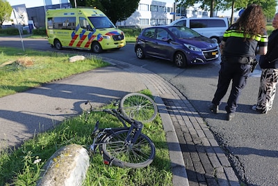 Fietser raakt gewond bij botsing met auto op kruising in Waa