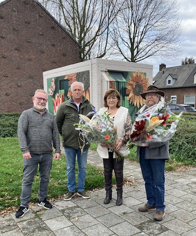Kunstwerk Bloemen & Pixels siert betonnen gebouwtje in Bloemenwijk Schijndel