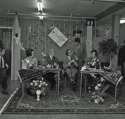 Jubilarissen bij V&D in 1971: wie worden hier gehuldigd?