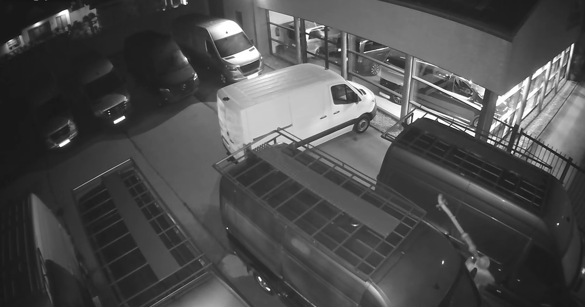 Dieven slaan gericht toe en stelen uitlaten onder vijf bedrijfswagens uit in Sint-Oedenrode