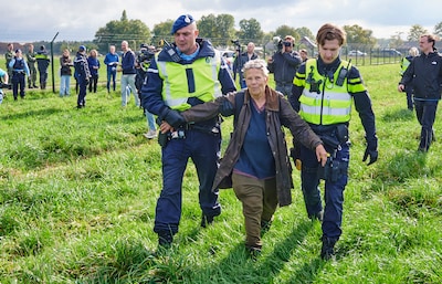 Vredesactiviste Frieda (68) laat zich weer arresteren bij Vliegbasis Volkel