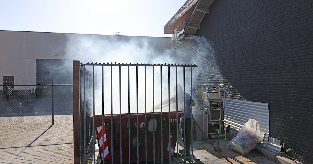 Brand in bouwcontainer op bedrijventerrein Waalwijk, brandweer krijgt vuur snel onder controle