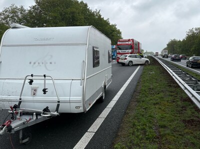 Vrachtwagen en caravan botsen op A2 bij Maarheeze