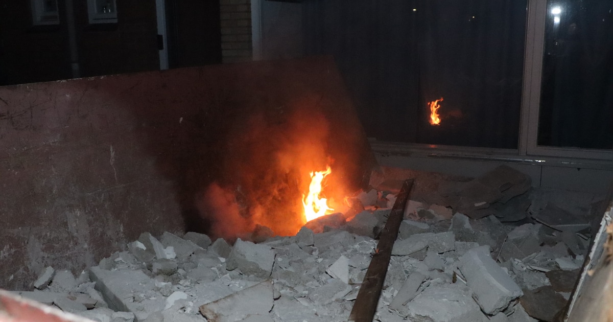 Buurtbewoners ontdekken brandende bouwcontainer pal naast woningen in Kaatsheuvel