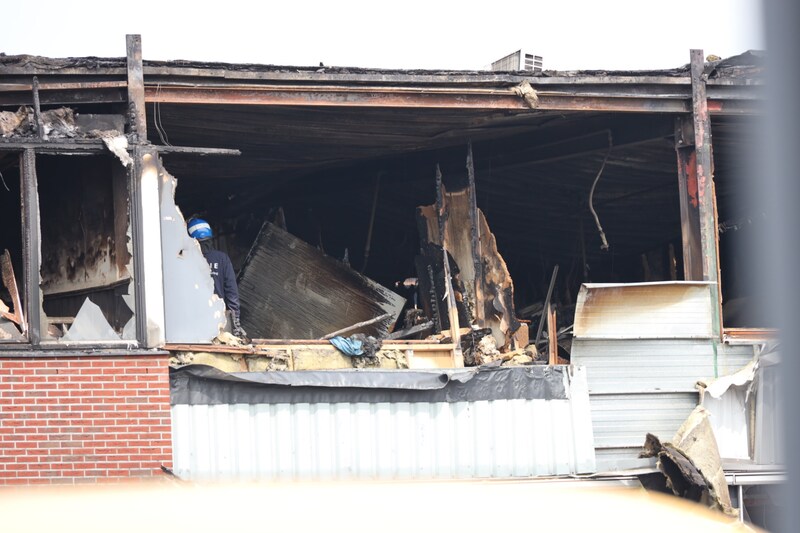 De brandweer blust maandag nog na in Werkendam. Zondag ging het hier gruwelijk mis.