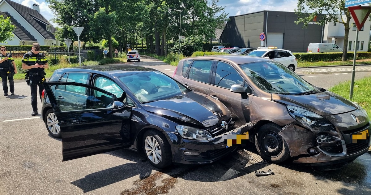Vrouw gewond bij botsing op kruising in Oisterwijk, twee auto’s zwaar beschadigd
