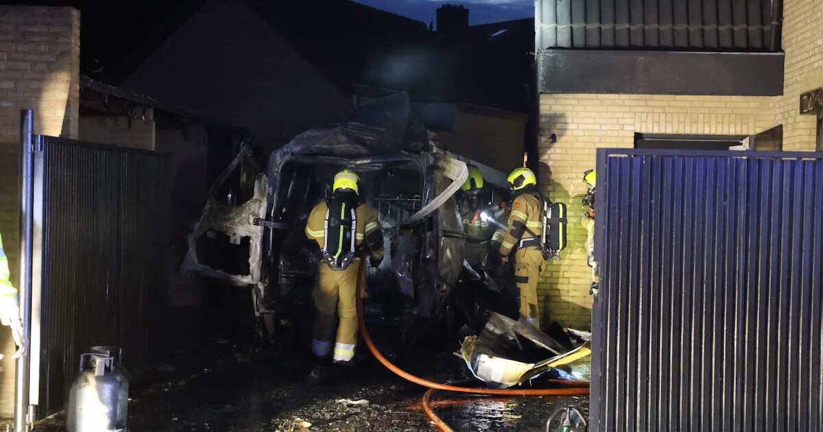 Man (21) raakt gewond als bus ontploft: gasflessen gevonden in voertuig ...