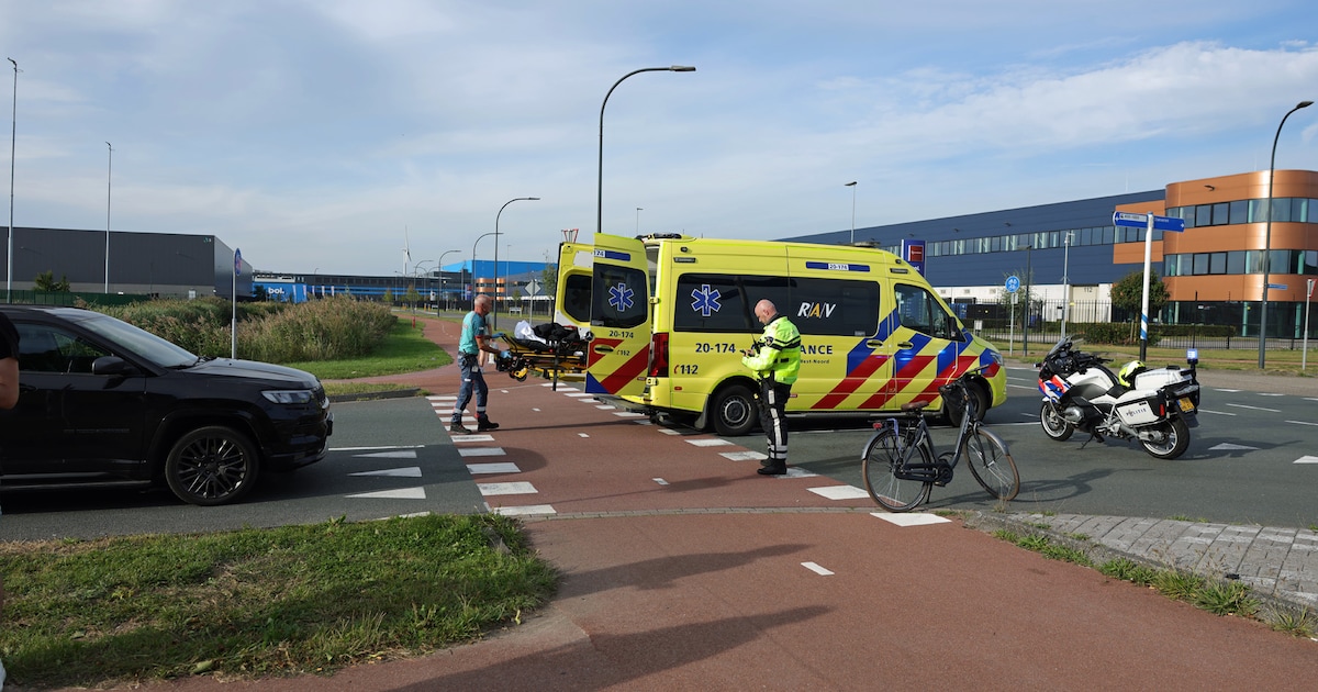 Fietsster raakt gewond bij botsing met auto op oversteekplek in Waalwijk, jongen op fatbike komt met schrik vrij.