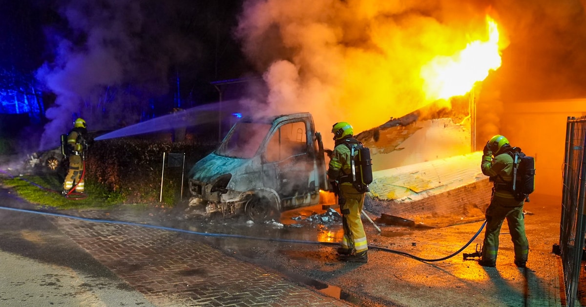 Meerdere voertuigen vliegen in brand in Heesch: brandweer vindt verdachte vloeistof