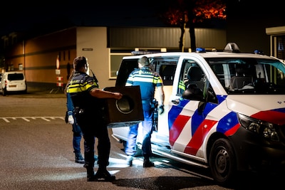 Politie doet inval bij Tilburgs bedrijfspand midden in woonwijk en neemt meerdere spullen mee