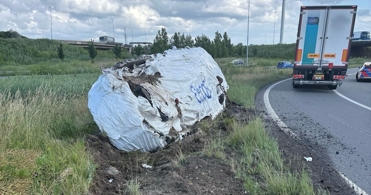 Vrachtwagen verliest rupsband van 36.000 kilo: verbindingsweg A59 naar A16 dicht tot 05.00 uur, verk