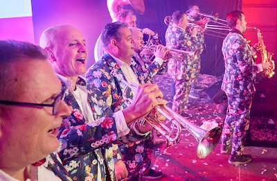 Frits van Eerd weer in het openbaar na veroordeling, oud-Jumbo-topman treedt op tijdens 11-11