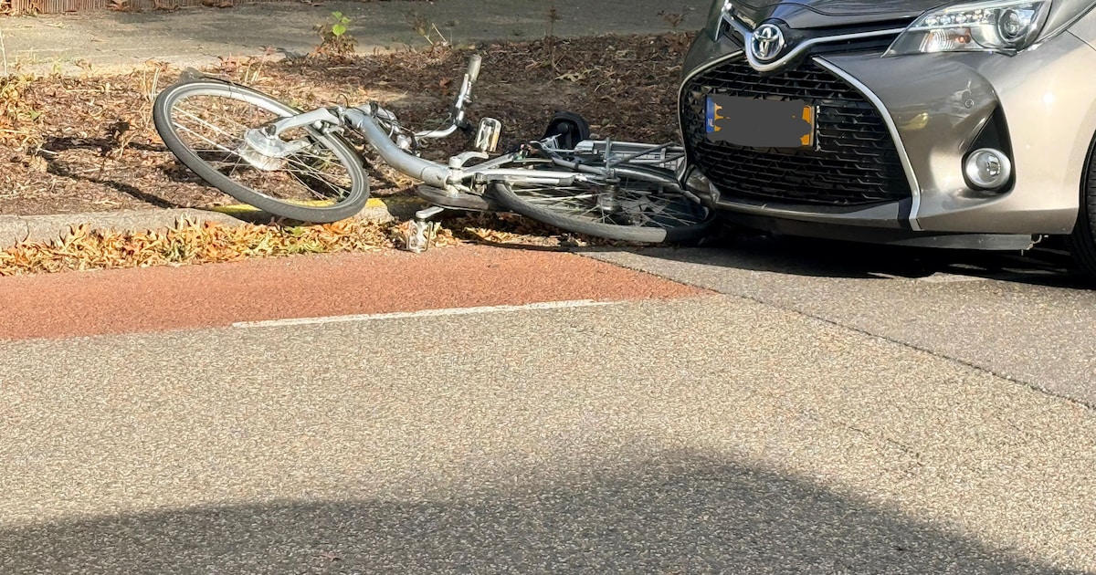 Fietser naar ziekenhuis na aanrijding met auto in Veghel.