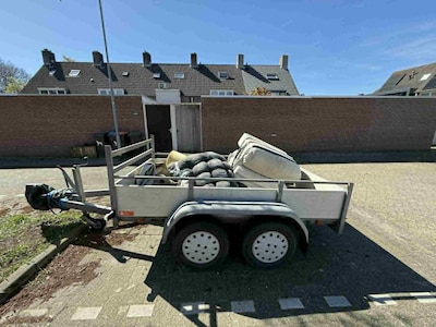 Vieze matrassen gedumpt in aanhanger, eigenaar draait ervoor op: ‘Mooi is dat’