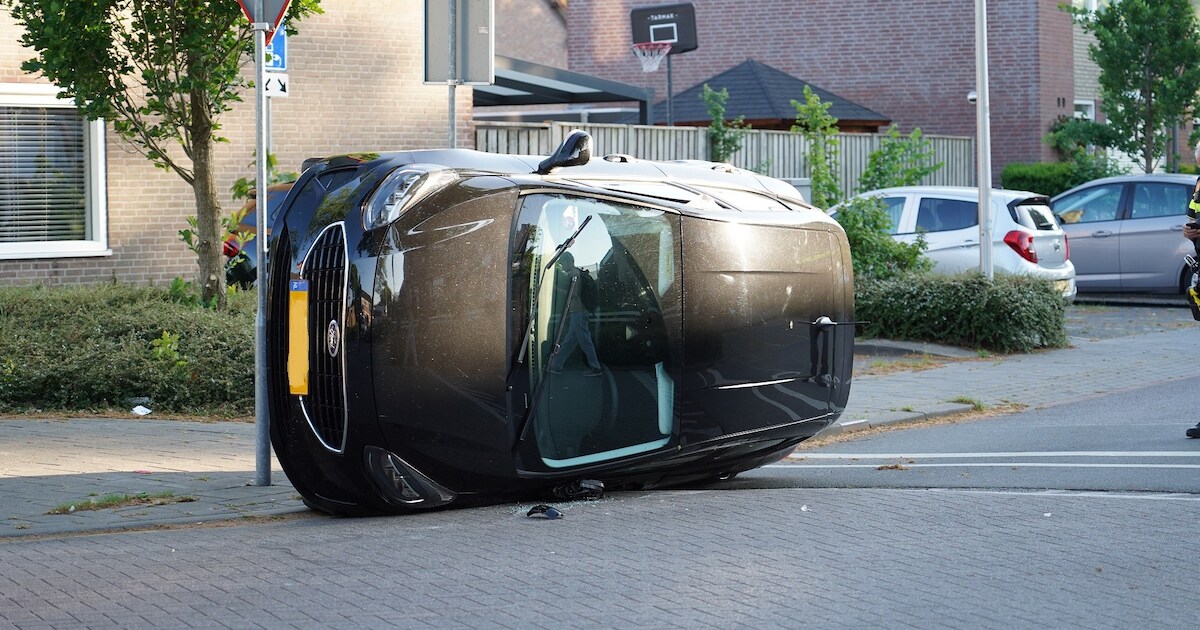 Auto Op Zijn Kant Na Botsing In Rijen Bestuurder Vermoedelijk 