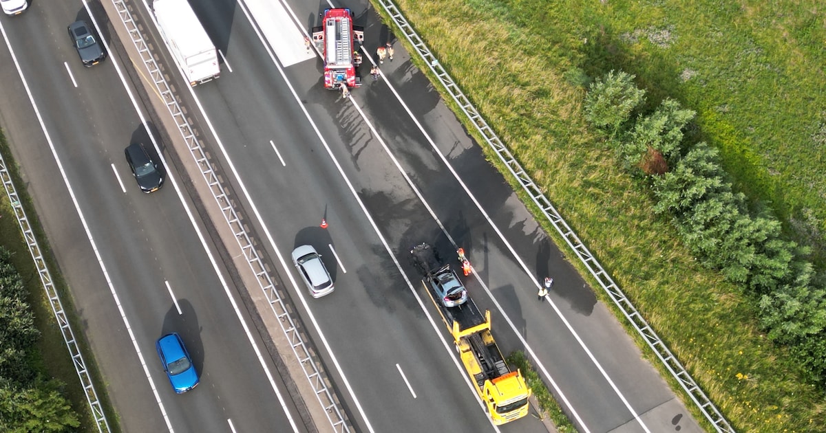 Auto uitgebrand op A15 ter hoogte van Wadenoijen: vertraging ruim 20 minuten