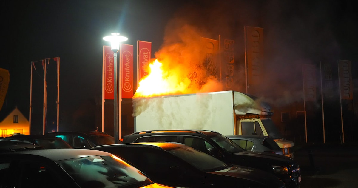 Brand in busje op parkeerplaats Jumbo in Kaatsheuvel: voertuig stond er al weken