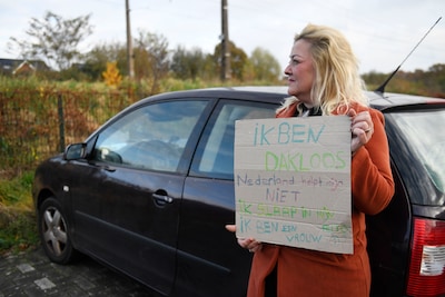 ‘Nederland helpt mij niet’: werkende Özlem (47) leeft noodgedwongen in haar auto