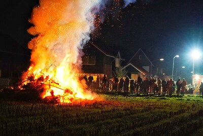 Honderden toeschouwers bij jaarlijkse kerstboomverbranding in Dorst