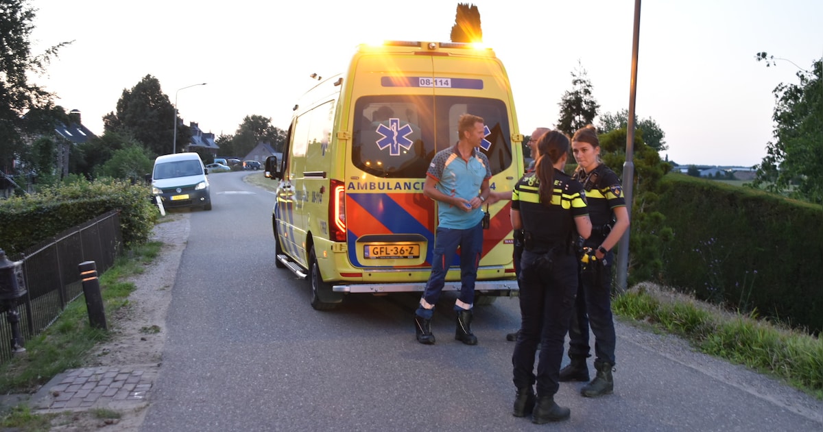 Fietser gewond na botsing tegen betonnen blok in Kerkdriel.