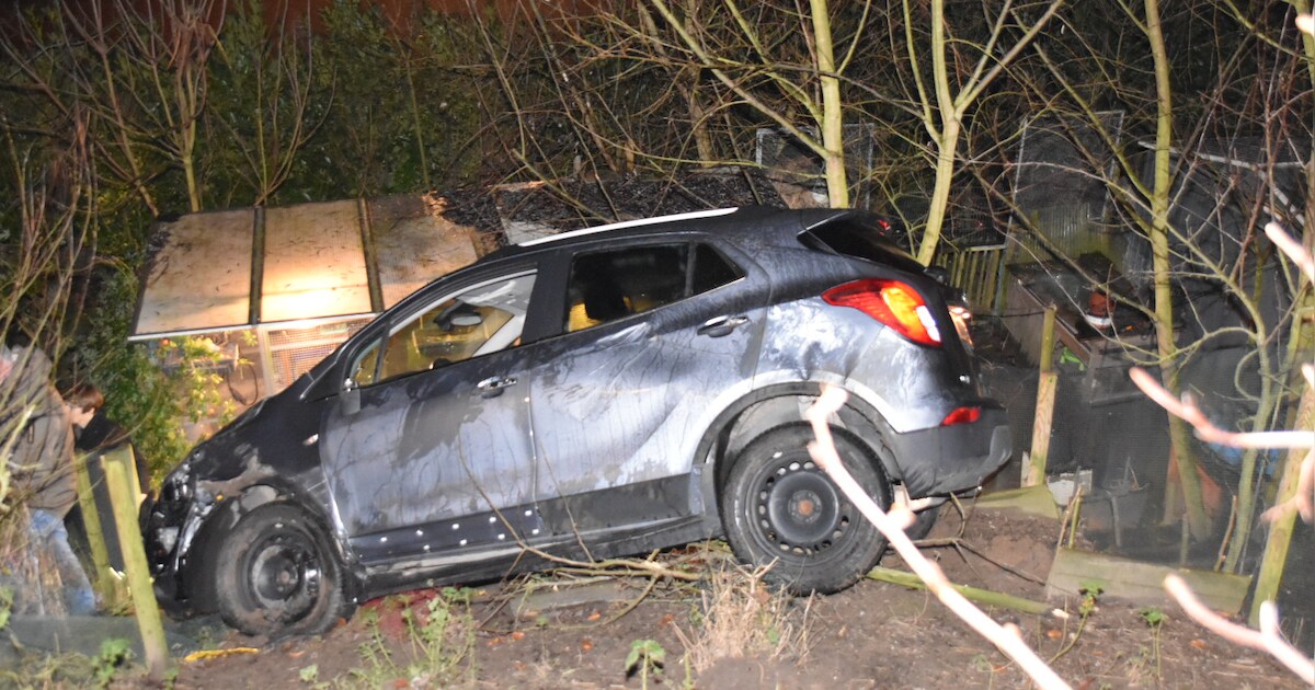 Automobilist botst tegen stilstaande bestelbus en belandt in ren onderaan dijk, konijnen ontsnappen