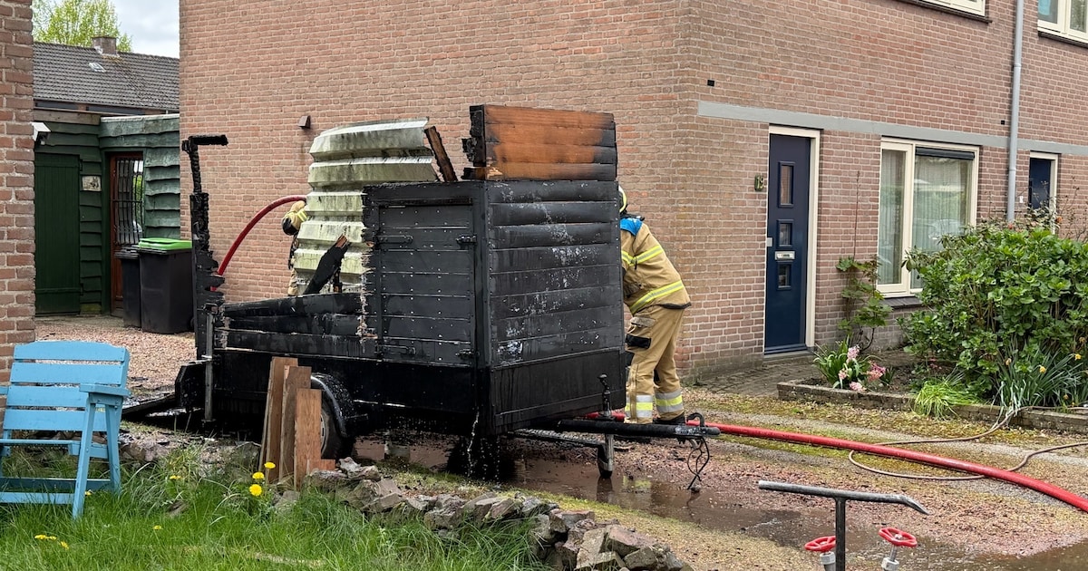 Aanhanger brandt uit op oprit van huis in Zeeland