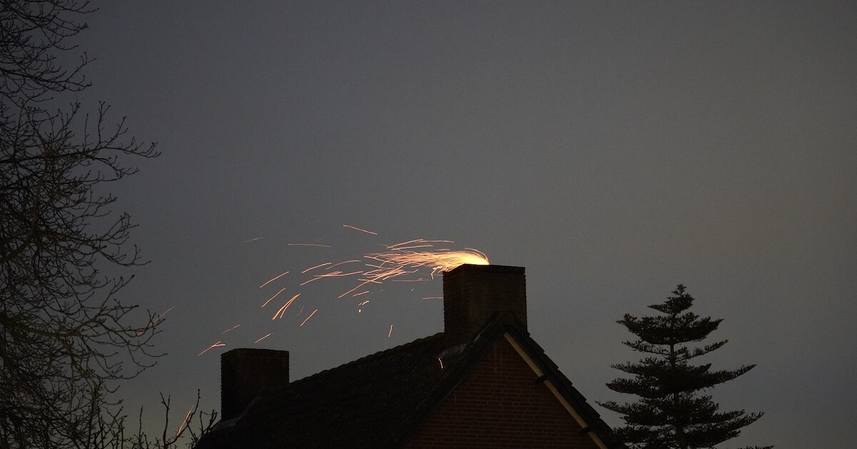 Schoorsteenbrand bij woning in Rijen