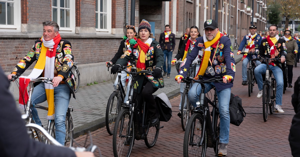 Samen op de fiets naar huis ook tijdens de carnavalsdagen in Oeteldonk
