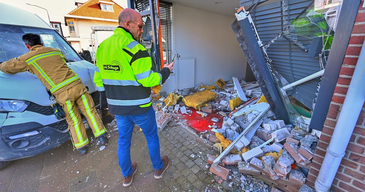 Bestelbus boort zich in woning in Reusel: enorme ravage, voorgevel volledig ontzet