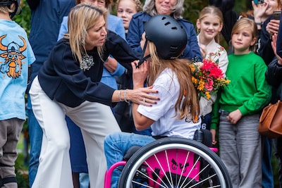 Máxima ontfermt zich over gevallen meisje in skatepark Oss: ‘Zoiets doe je als moeder’