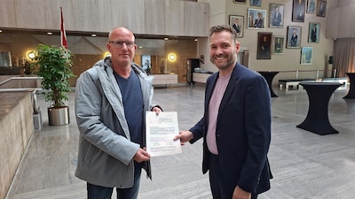 Eindhovenaar biedt petitie aan voor hondenlosloopveldje in centrum: gemeente komt met goed nieuws