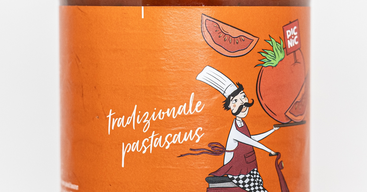 Rode saus op stenen vloer oogt als een bloedbad