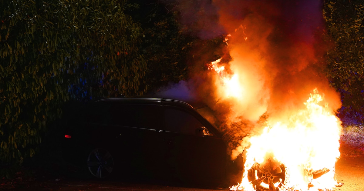 Auto vliegt in brand op carpoolplaats in Rosmalen, brandstichting niet uitgesloten