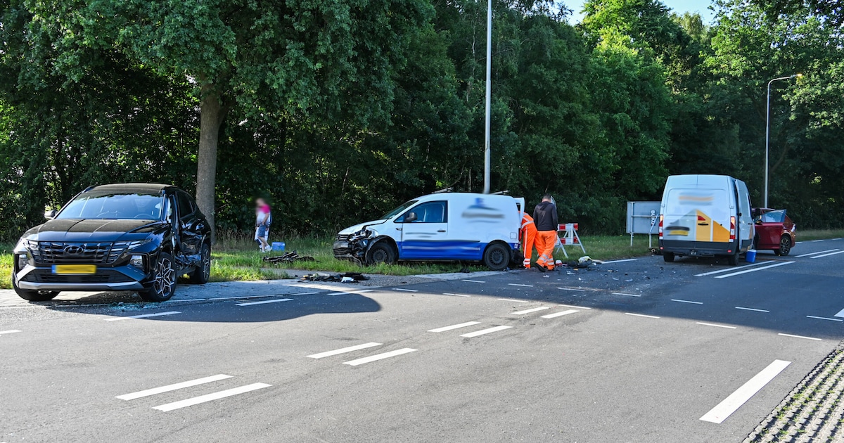 Automobilisten negeren wegafzetting na ongeval waarbij bestuurder bekneld raakt: ‘Kuddegedrag’.