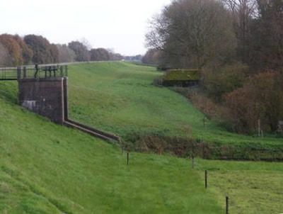 Scheuren in duikersluis bij Heukelum, verkeer moet langzaam rijden