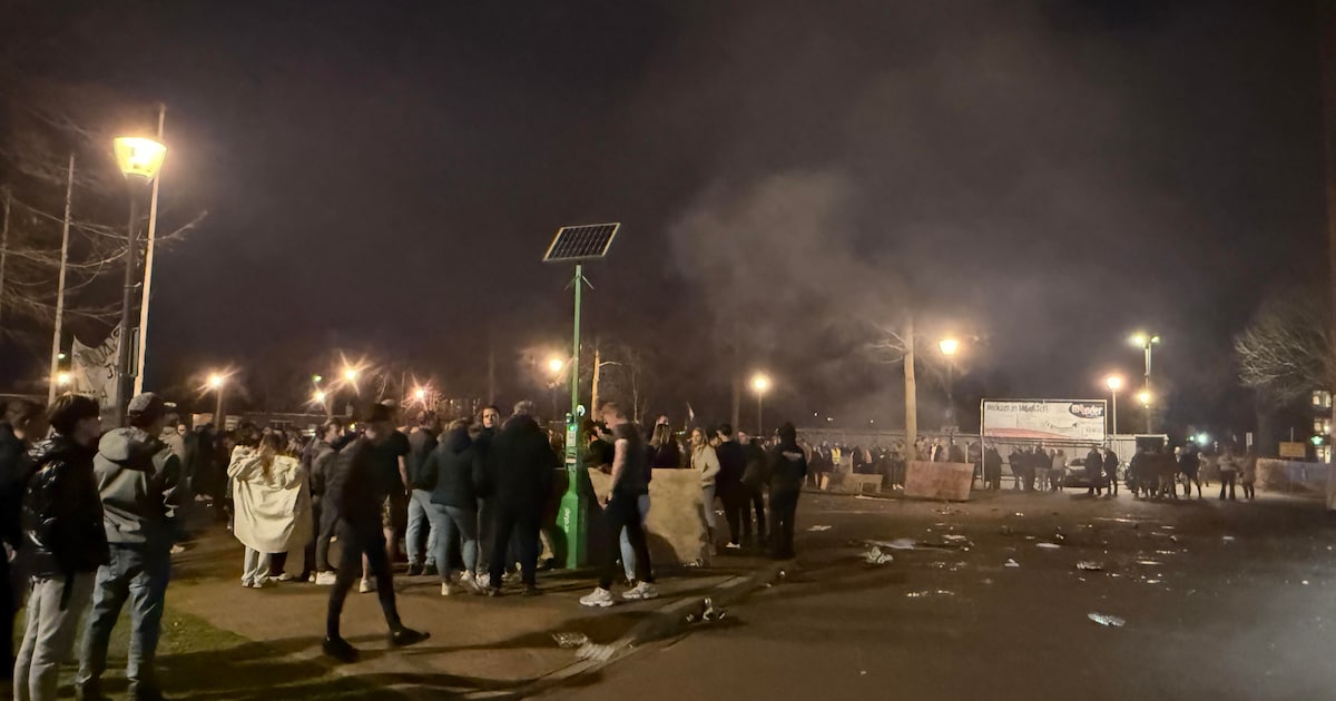 Ravage na demonstratie tegen azc in Berlicum: gemeentehuis bekogeld met eieren, man opgepakt die vuu