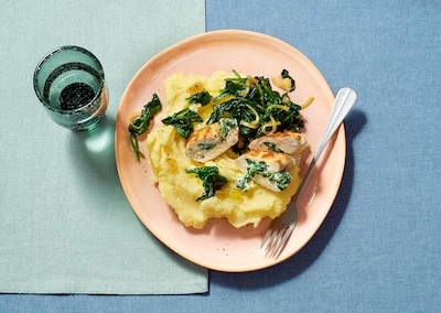 Wat Eten We Vandaag: Gevulde kip met romige spinazie en aardappelpuree