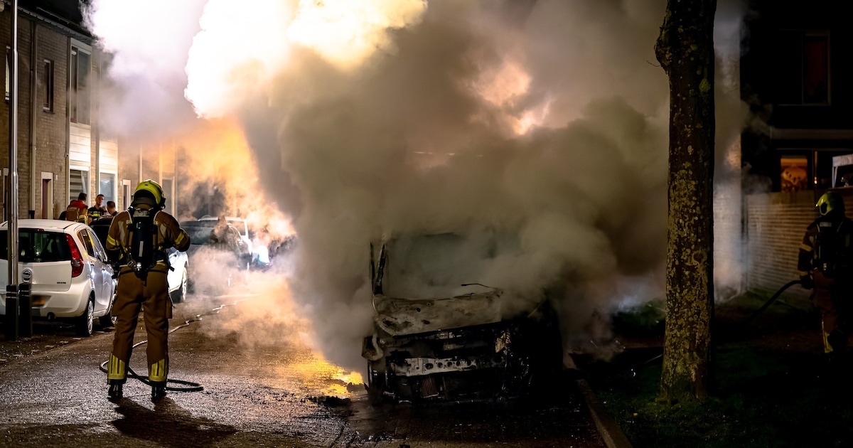 Bestelbus gaat in vlammen op in Tilburg, omwonende hoorde harde knallen